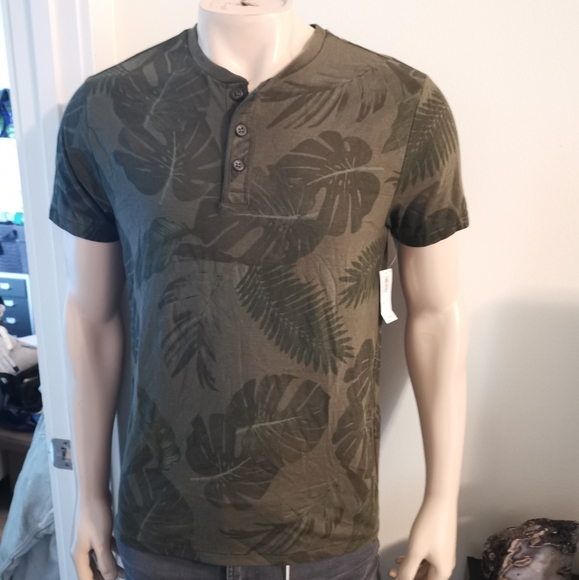 🆕 Monstera Leaf Print Short Sleeve Henley Soft Washed Tee Small Green Old Navy - Picture 2 of 6